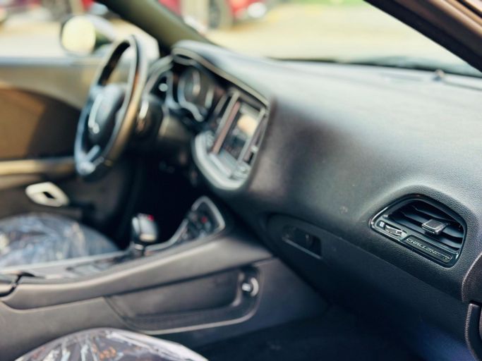 Подержанный Dodge Challenger SXT III Рестайлинг 2, 3.6 л, 2022 в Шардже от Kandy Cars Серый цвет. Американская | AUTO.AE