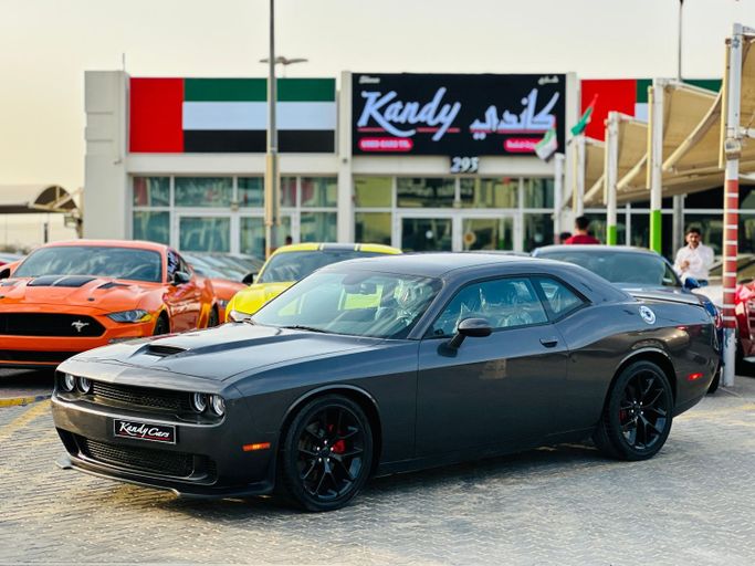 Подержанный Dodge Challenger SXT III Рестайлинг 2, 3.6 л, 2022 в Шардже от Kandy Cars Серый цвет. Американская | AUTO.AE
