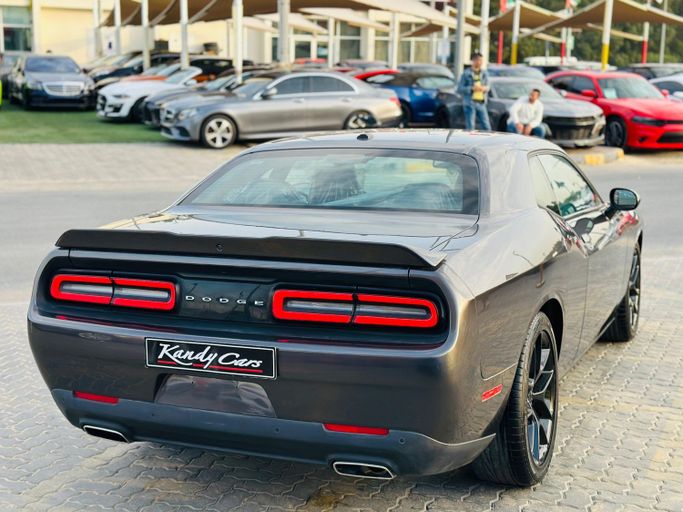 Подержанный Dodge Challenger SXT III Рестайлинг 2, 3.6 л, 2022 в Шардже от Kandy Cars Серый цвет. Американская | AUTO.AE