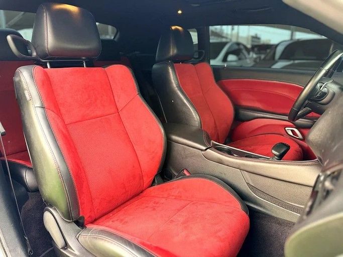 Подержанный Dodge Challenger R_T III Рестайлинг 2, 5.7 л, 2018 в Шардже от Hayan Alkhudari Used Cars Белый цвет. GCC | AUTO.AE