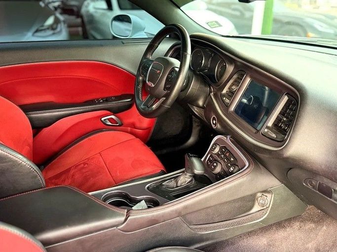 Подержанный Dodge Challenger R_T III Рестайлинг 2, 5.7 л, 2018 в Шардже от Hayan Alkhudari Used Cars Белый цвет. GCC | AUTO.AE