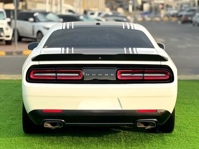 Подержанный Dodge Challenger R_T III Рестайлинг 2, 5.7 л, 2018 в Шардже от Hayan Alkhudari Used Cars Белый цвет. GCC | AUTO.AE