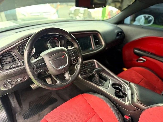 Подержанный Dodge Challenger R_T III Рестайлинг 2, 5.7 л, 2018 в Шардже от Hayan Alkhudari Used Cars Белый цвет. GCC | AUTO.AE