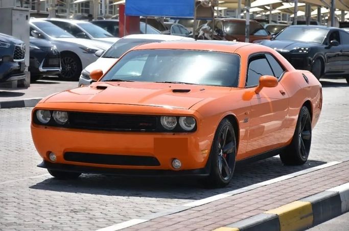 Подержанный Dodge Challenger SRT-8 III Рестайлинг, 6.4 л, 2013 в Шардже от Alfaris Used Cars Оранжевый цвет. Other | AUTO.AE