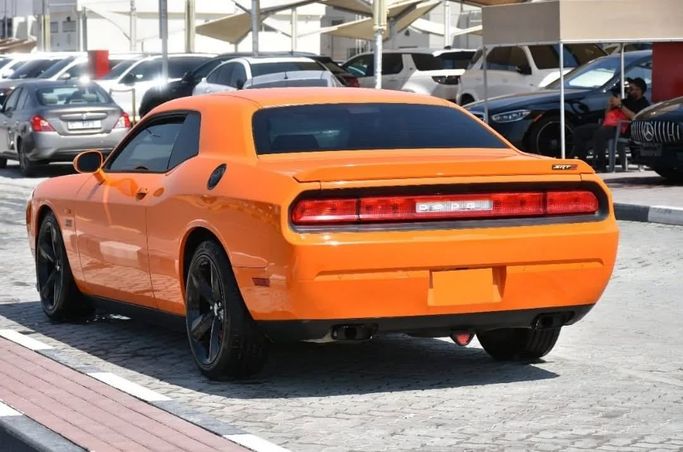 Подержанный Dodge Challenger SRT-8 III Рестайлинг, 6.4 л, 2013 в Шардже от Alfaris Used Cars Оранжевый цвет. Other | AUTO.AE