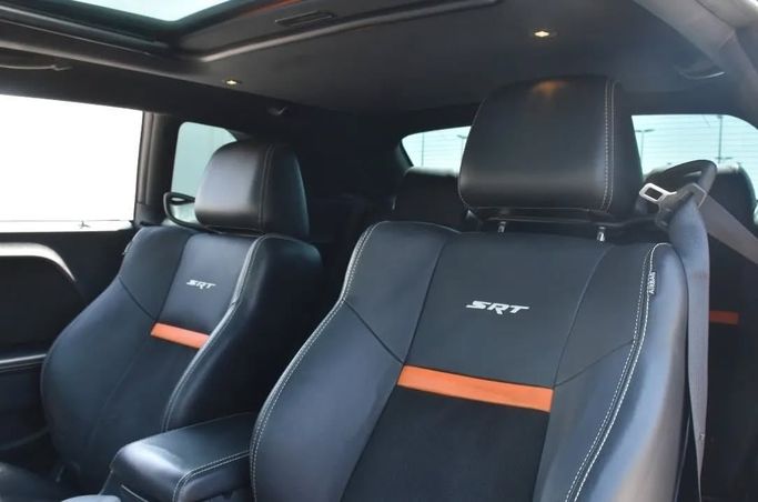 Подержанный Dodge Challenger SRT-8 III Рестайлинг, 6.4 л, 2013 в Шардже от Alfaris Used Cars Оранжевый цвет. Other | AUTO.AE