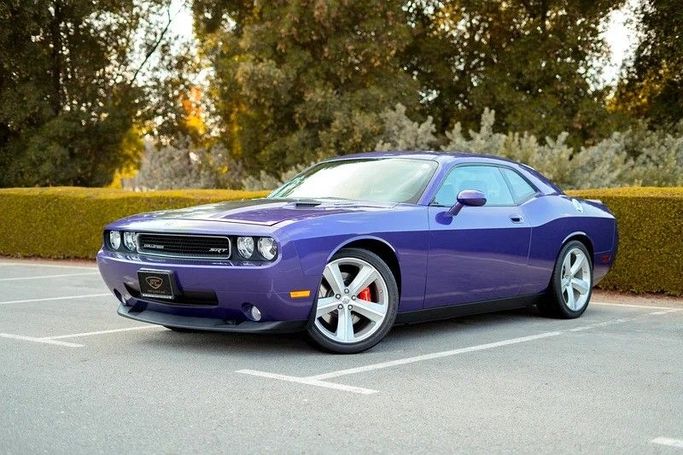 Подержанный Dodge Challenger SRT-8 III Рестайлинг, 6.1 л, 2010 в Шардже от First Choice Cars Пурпурный цвет. GCC | AUTO.AE