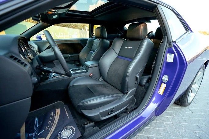 Подержанный Dodge Challenger SRT-8 III Рестайлинг, 6.1 л, 2010 в Шардже от First Choice Cars Пурпурный цвет. GCC | AUTO.AE