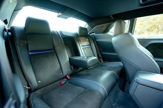 Подержанный Dodge Challenger SRT-8 III Рестайлинг, 6.1 л, 2010 в Шардже от First Choice Cars Пурпурный цвет. GCC | AUTO.AE