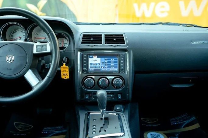 Подержанный Dodge Challenger SRT-8 III Рестайлинг, 6.1 л, 2010 в Шардже от First Choice Cars Пурпурный цвет. GCC | AUTO.AE