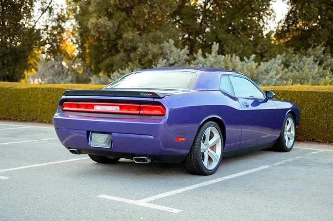 Подержанный Dodge Challenger SRT-8 III Рестайлинг, 6.1 л, 2010 в Шардже от First Choice Cars Пурпурный цвет. GCC | AUTO.AE