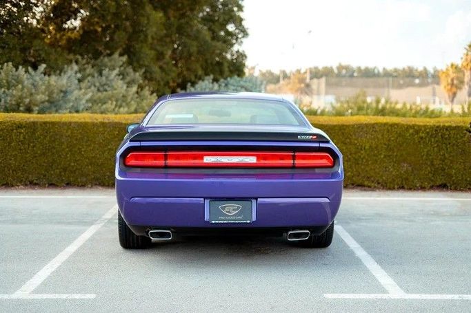 Подержанный Dodge Challenger SRT-8 III Рестайлинг, 6.1 л, 2010 в Шардже от First Choice Cars Пурпурный цвет. GCC | AUTO.AE