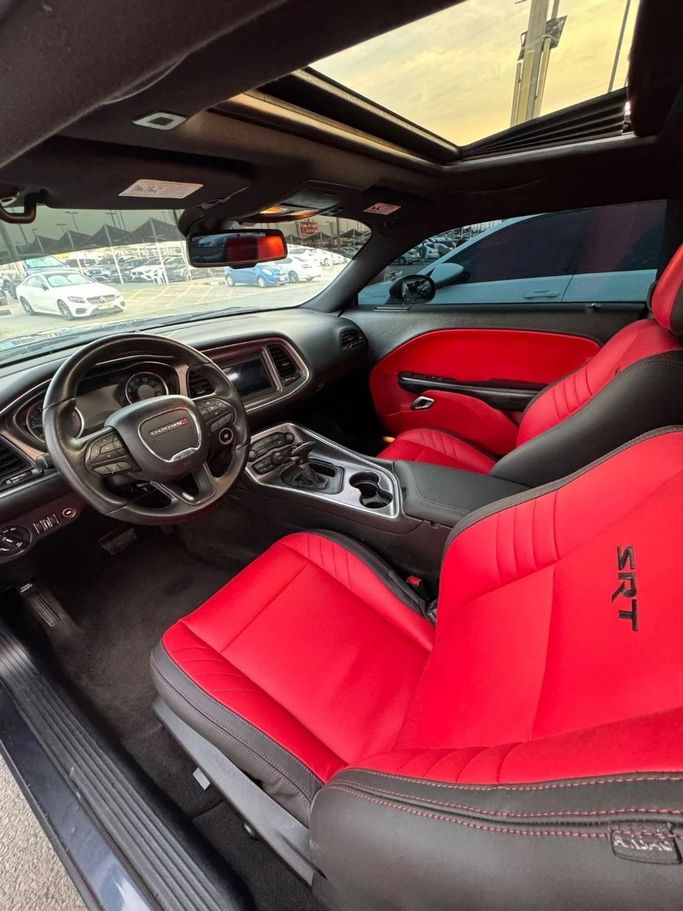 Подержанный Dodge Challenger R_T III Рестайлинг 2, 5.7 л, 2018 в Шардже от Titanium Used Cars Серебристый цвет. Американская | AUTO.AE