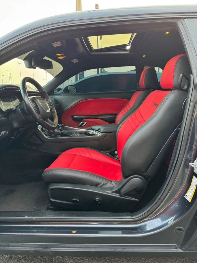 Подержанный Dodge Challenger R_T III Рестайлинг 2, 5.7 л, 2018 в Шардже от Titanium Used Cars Серебристый цвет. Американская | AUTO.AE