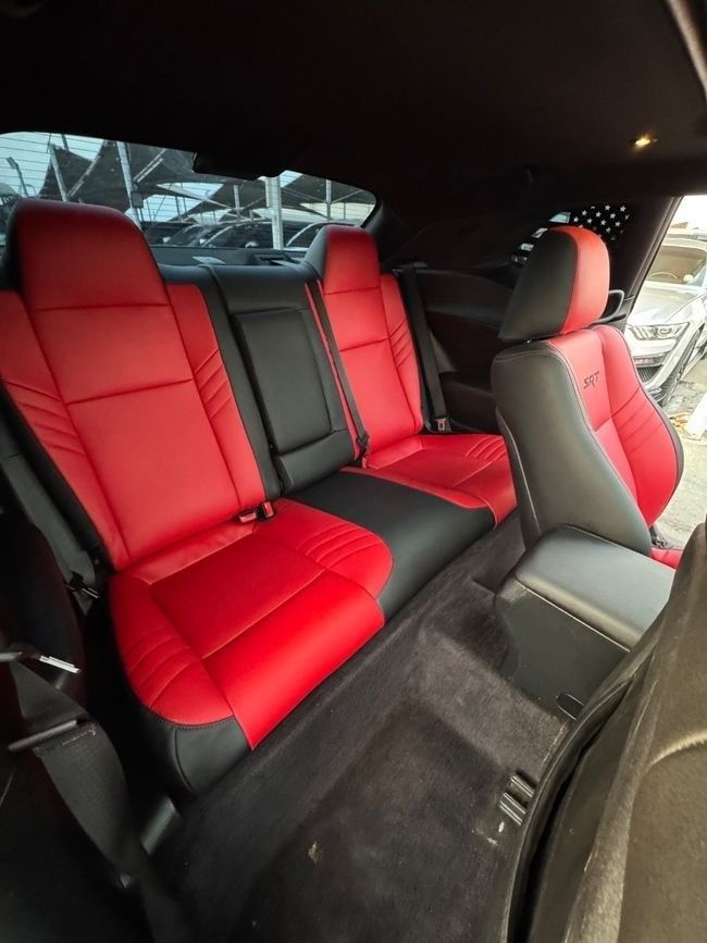 Подержанный Dodge Challenger R_T III Рестайлинг 2, 5.7 л, 2018 в Шардже от Titanium Used Cars Серебристый цвет. Американская | AUTO.AE