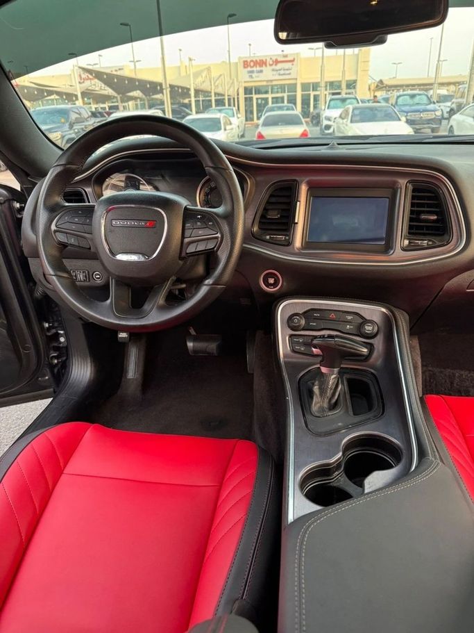 Подержанный Dodge Challenger R_T III Рестайлинг 2, 5.7 л, 2018 в Шардже от Titanium Used Cars Серебристый цвет. Американская | AUTO.AE