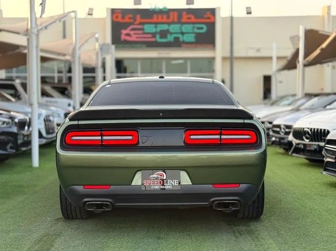 Подержанный Dodge Challenger GT III Рестайлинг 2, 3.6 л, 2018 в Шардже от Speed Line Used Cars Зеленый цвет. Американская | AUTO.AE