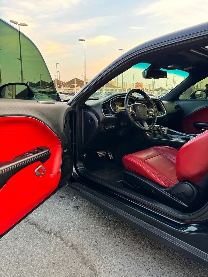 Подержанный Dodge Challenger R_T III Рестайлинг 2, 5.7 л, 2016 в Шардже от Taj Al Impratoor Used Cars Черный цвет. GCC | AUTO.AE