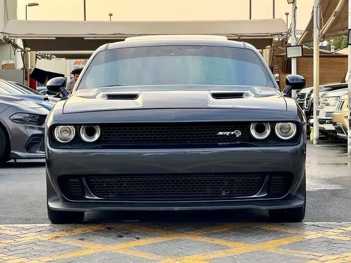 Подержанный Dodge Challenger R_T III Рестайлинг 2, 5.7 л, 2018 в Шардже от Taj Al Impratoor Used Cars Серый цвет. Американская | AUTO.AE