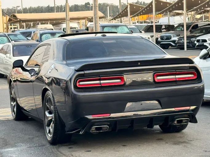 Подержанный Dodge Challenger R_T III Рестайлинг 2, 5.7 л, 2018 в Шардже от Taj Al Impratoor Used Cars Серый цвет. Американская | AUTO.AE