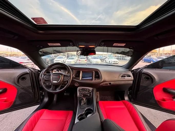 Подержанный Dodge Challenger R_T III Рестайлинг 2, 5.7 л, 2018 в Шардже от Taj Al Impratoor Used Cars Серый цвет. Американская | AUTO.AE