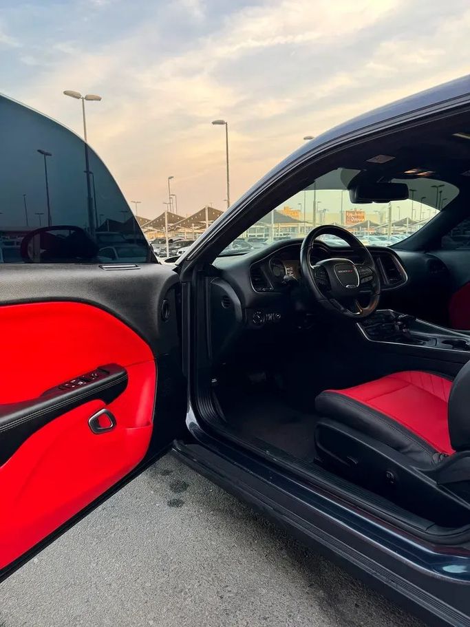 Подержанный Dodge Challenger R_T III Рестайлинг 2, 5.7 л, 2018 в Шардже от Taj Al Impratoor Used Cars Серый цвет. Американская | AUTO.AE