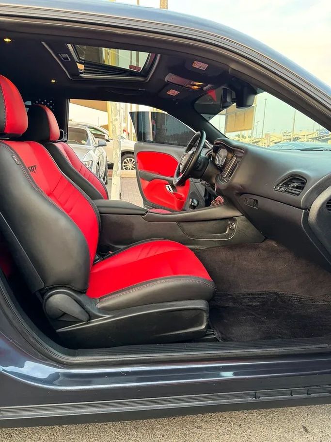 Подержанный Dodge Challenger R_T III Рестайлинг 2, 5.7 л, 2018 в Шардже от Taj Al Impratoor Used Cars Серый цвет. Американская | AUTO.AE