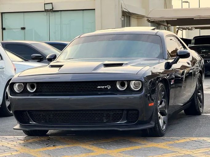 Подержанный Dodge Challenger R_T III Рестайлинг 2, 5.7 л, 2018 в Шардже от Taj Al Impratoor Used Cars Серый цвет. Американская | AUTO.AE