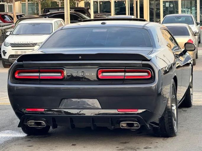 Подержанный Dodge Challenger R_T III Рестайлинг 2, 5.7 л, 2018 в Шардже от Taj Al Impratoor Used Cars Серый цвет. Американская | AUTO.AE
