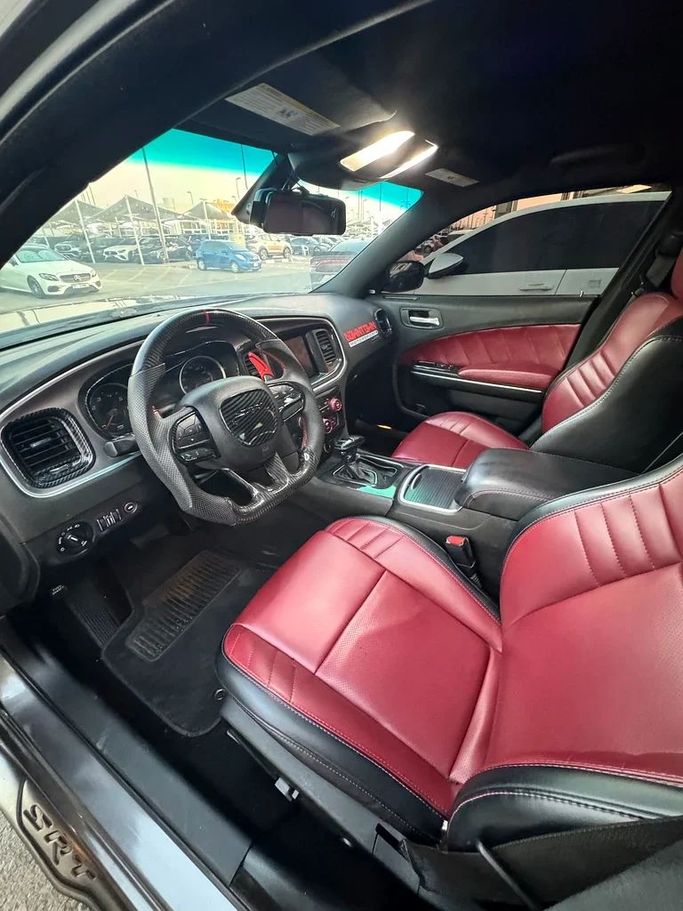 Подержанный Dodge Challenger R_T III Рестайлинг 2, 5.7 л, 2019 в Шардже от Taj Al Impratoor Used Cars Серый цвет. Американская | AUTO.AE