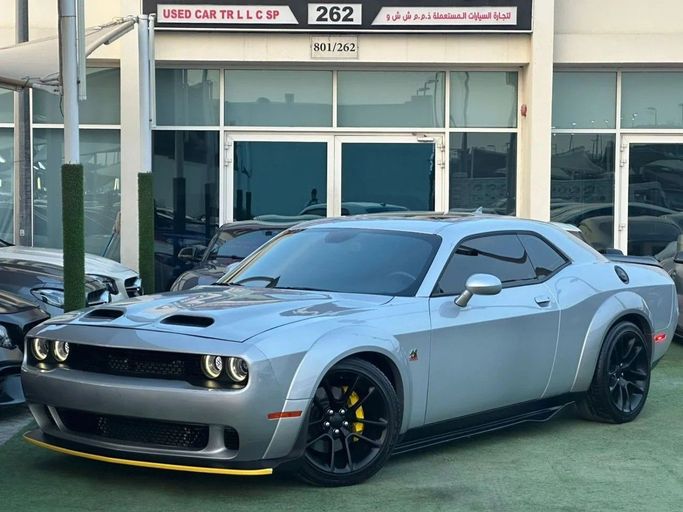 Подержанный Dodge Challenger Hellcat Widebody III Рестайлинг 2, 6.2 л, 2023 в Шардже от Noor Al Seyoh Used Cars Серебристый цвет. Американская | AUTO.AE