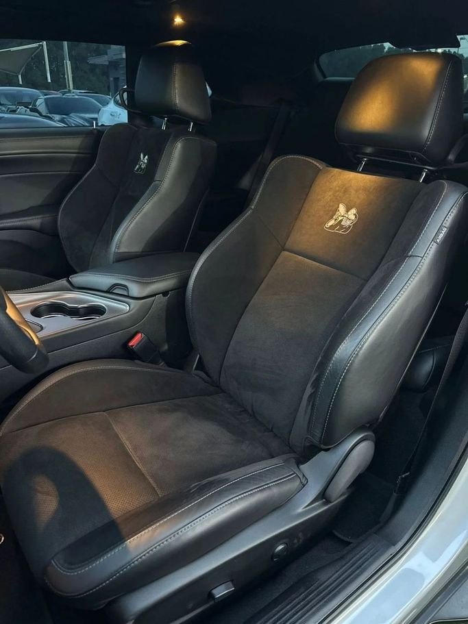 Подержанный Dodge Challenger Hellcat Widebody III Рестайлинг 2, 6.2 л, 2023 в Шардже от Noor Al Seyoh Used Cars Серебристый цвет. Американская | AUTO.AE