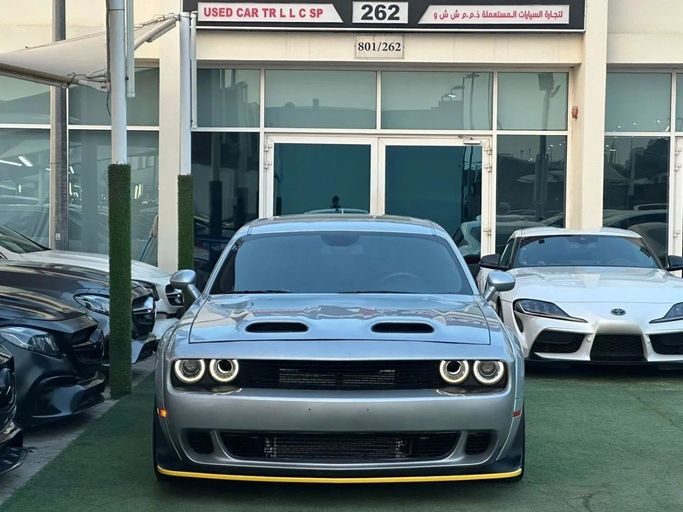 Подержанный Dodge Challenger Hellcat Widebody III Рестайлинг 2, 6.2 л, 2023 в Шардже от Noor Al Seyoh Used Cars Серебристый цвет. Американская | AUTO.AE