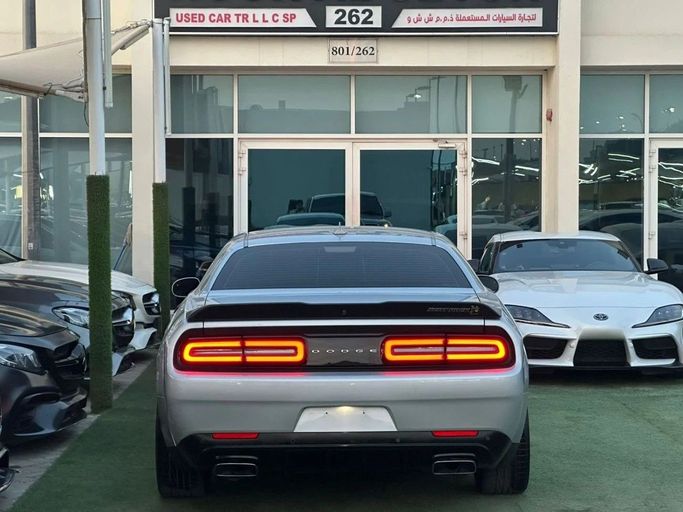 Подержанный Dodge Challenger Hellcat Widebody III Рестайлинг 2, 6.2 л, 2023 в Шардже от Noor Al Seyoh Used Cars Серебристый цвет. Американская | AUTO.AE