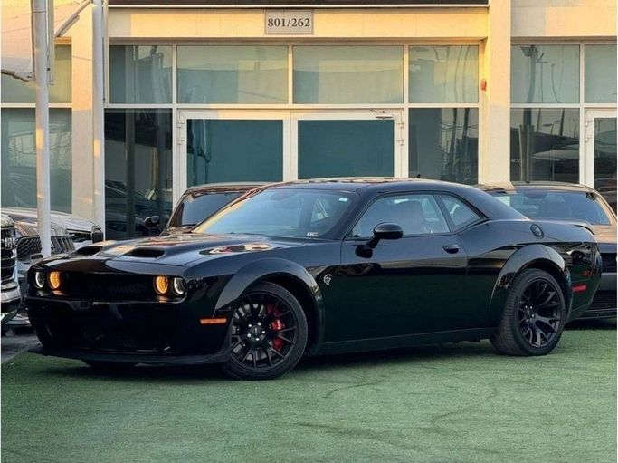 Подержанный Dodge Challenger Hellcat III Рестайлинг 2, 6.2 л, 2023 в Шардже от Noor Al Seyoh Used Cars Черный цвет. Американская | AUTO.AE