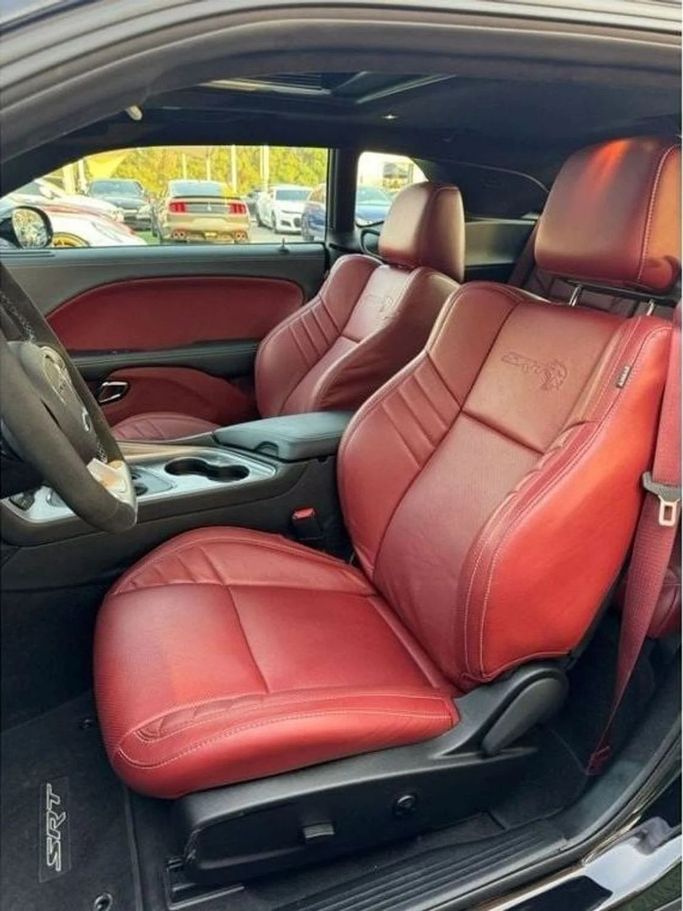 Подержанный Dodge Challenger Hellcat III Рестайлинг 2, 6.2 л, 2023 в Шардже от Noor Al Seyoh Used Cars Черный цвет. Американская | AUTO.AE