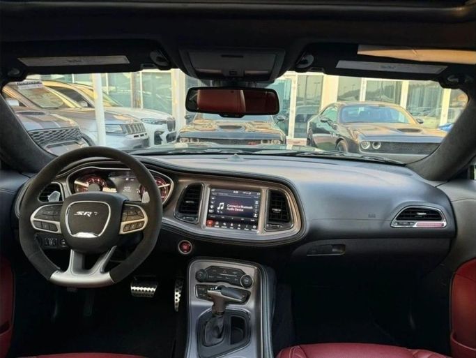 Подержанный Dodge Challenger Hellcat III Рестайлинг 2, 6.2 л, 2023 в Шардже от Noor Al Seyoh Used Cars Черный цвет. Американская | AUTO.AE