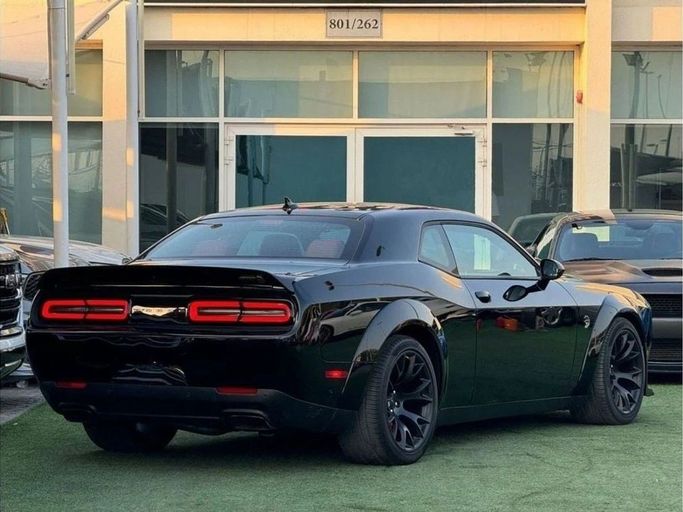 Подержанный Dodge Challenger Hellcat III Рестайлинг 2, 6.2 л, 2023 в Шардже от Noor Al Seyoh Used Cars Черный цвет. Американская | AUTO.AE