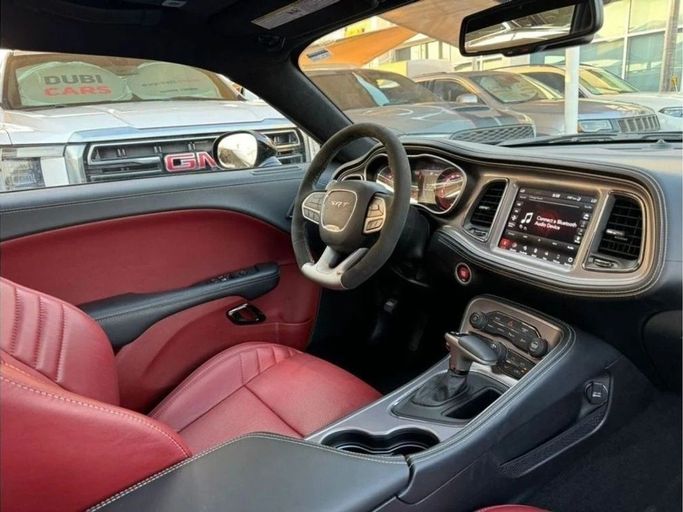 Подержанный Dodge Challenger Hellcat III Рестайлинг 2, 6.2 л, 2023 в Шардже от Noor Al Seyoh Used Cars Черный цвет. Американская | AUTO.AE