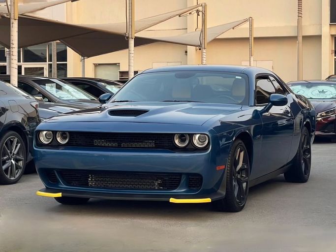 Подержанный Dodge Challenger R_T III Рестайлинг 2, 5.7 л, 2023 в Шардже от Al Nukhba Al Malakyah Used Cars Синий цвет. Канадская | AUTO.AE