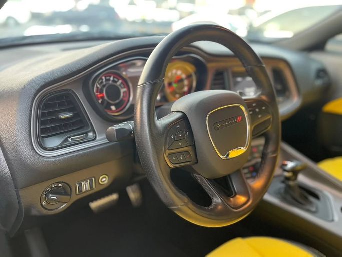 Подержанный Dodge Challenger R_T III Рестайлинг 2, 5.7 л, 2023 в Шардже от Al Nukhba Al Malakyah Used Cars Синий цвет. Канадская | AUTO.AE