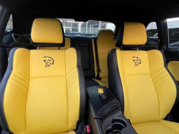 Подержанный Dodge Challenger R_T III Рестайлинг 2, 5.7 л, 2023 в Шардже от Al Nukhba Al Malakyah Used Cars Синий цвет. Канадская | AUTO.AE