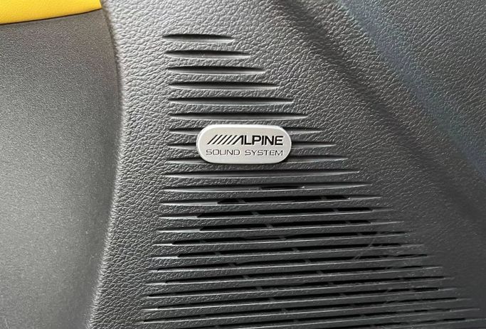 Подержанный Dodge Challenger R_T III Рестайлинг 2, 5.7 л, 2023 в Шардже от Al Nukhba Al Malakyah Used Cars Синий цвет. Канадская | AUTO.AE