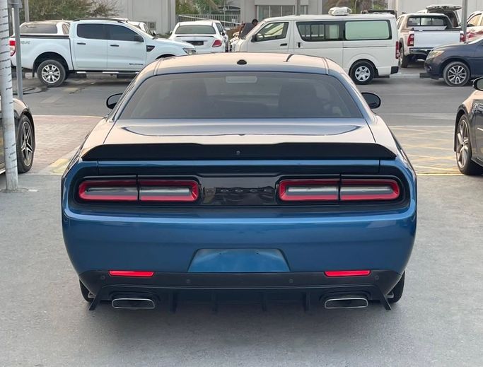 Подержанный Dodge Challenger R_T III Рестайлинг 2, 5.7 л, 2023 в Шардже от Al Nukhba Al Malakyah Used Cars Синий цвет. Канадская | AUTO.AE