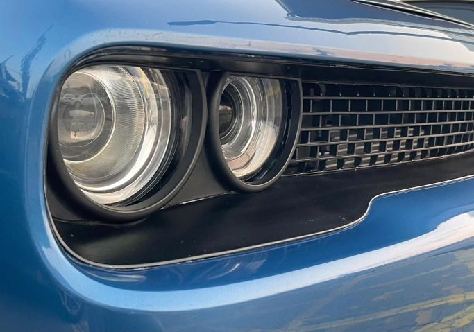 Подержанный Dodge Challenger R_T III Рестайлинг 2, 5.7 л, 2023 в Шардже от Al Nukhba Al Malakyah Used Cars Синий цвет. Канадская | AUTO.AE