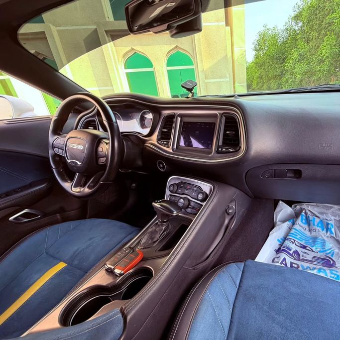 Подержанный Dodge Challenger R_T III Рестайлинг 2, 5.7 л, 2020 в Шардже от Sarmad Cars Белый цвет. Other | AUTO.AE