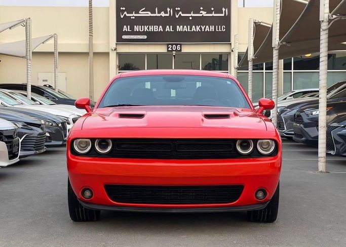 Подержанный Dodge Challenger SXT III Рестайлинг 2, 3.6 л, 2020 в Шардже от Al Nukhba Al Malakyah Used Cars Красный цвет. Американская | AUTO.AE