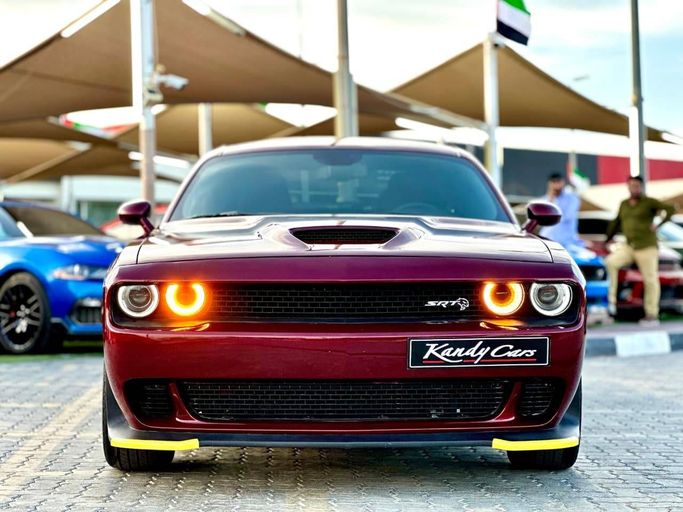 Подержанный Dodge Challenger R_T III Рестайлинг 2, 5.7 л, 2022 в Шардже от Kandy Cars Тёмно-бордовый цвет. Американская | AUTO.AE | Объявление #256801