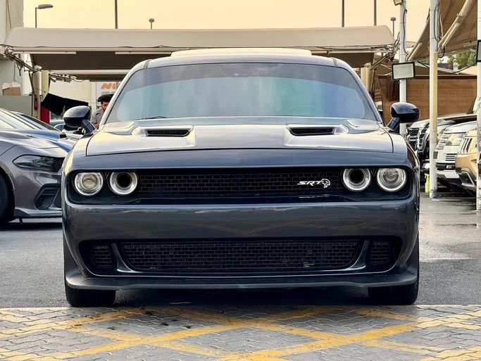مستعملة ⁦Dodge Challenger R_T ثالثاً فيس ليفت 2، 5.7 l، 2018⁩ في في الإمارات, الشارقة من ASAL ALHAIBAH USED CARS، اللون رمادي. المواصفات الأمريكية | AUTO.AE | إعلان #287331