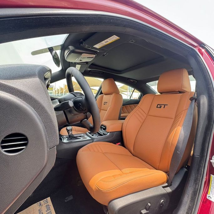 Подержанный Dodge Charger SXT VII (LD) Рестайлинг, 3.6 л, 2023 в Шардже от Alfaris Used Cars Красный цвет.  | AUTO.AE
